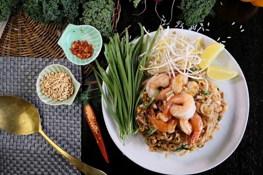 Pad thaï aux crevettes préparé par Lanna Thaï